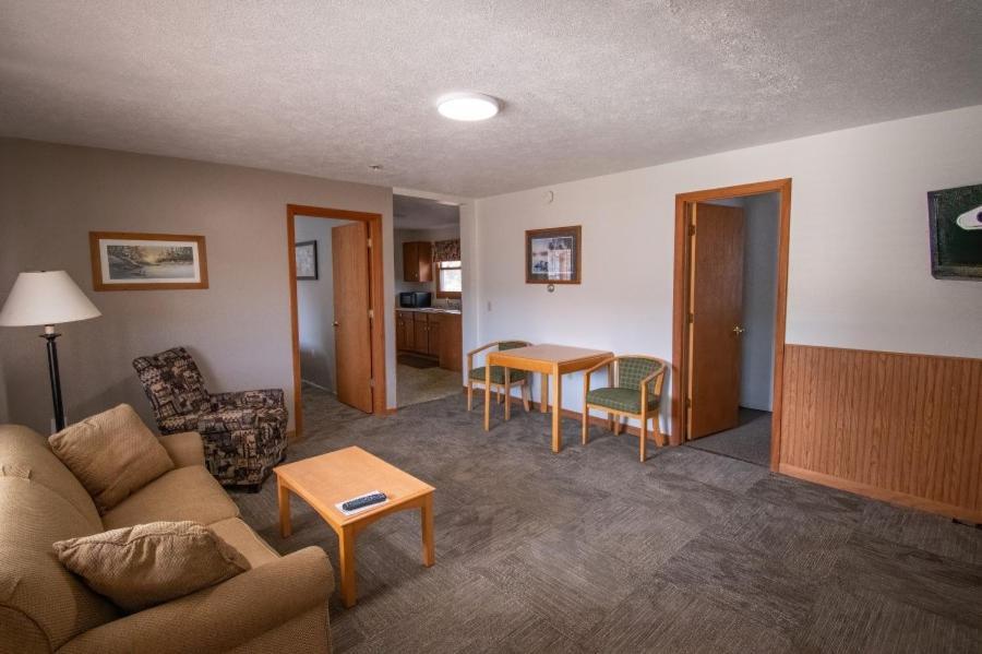 The Superior Motel Манисинг Екстериор снимка